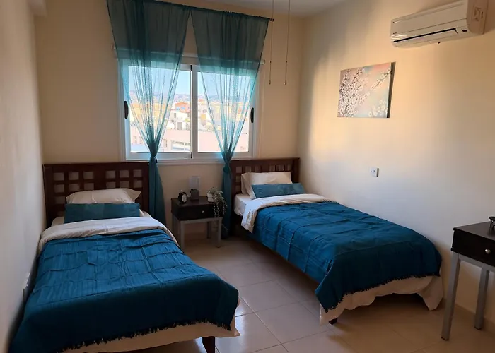 Beachfront Sirena Lighthouse Sea View פאפוס